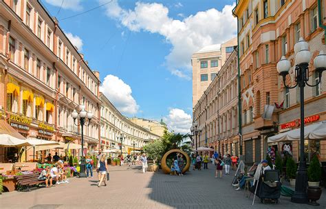 Арбат: историческая улица с уютной атмосферой, высокими домами и уличными художниками