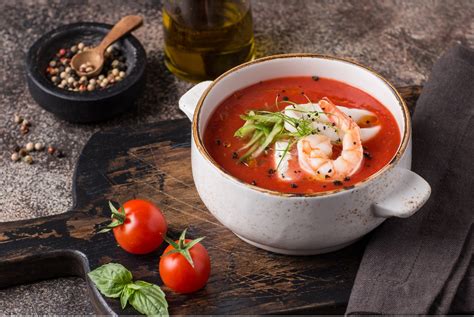 Вкусный томатный суп с изысканными морепродуктами и ароматной лимонной травой