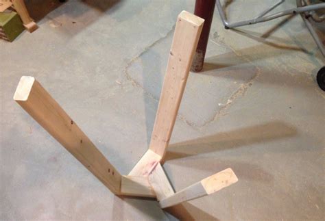 Завершающий этап: защита и оформление деревянных опор для стола