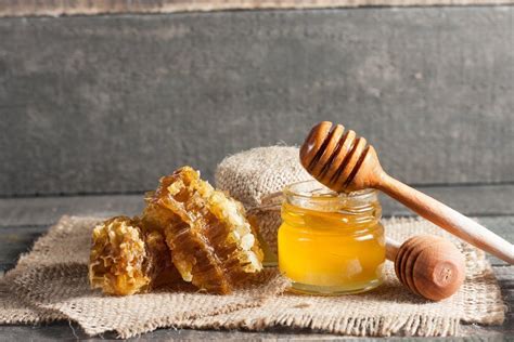 Значительные преимущества меда для облегчения неприятных ощущений в горле