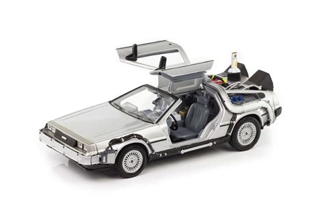 Изучение реальной модели автомобиля DeLorean DMC-12 для воссоздания деталей корабля