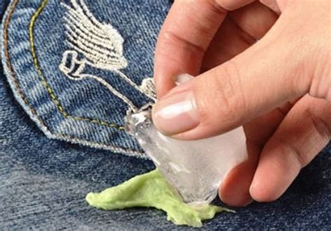 Использование специального средства для удаления жвачки с ткани на брюках: способ с максимальной эффективностью