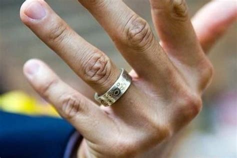 Историческое значение и символика кольца на безымянном пальце у мужчины
