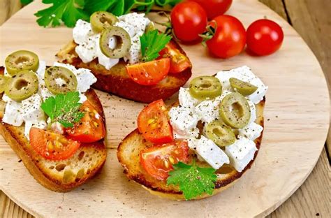 Итальянское удовольствие на вашем столе: бутерброд с моцареллой и помидорами
