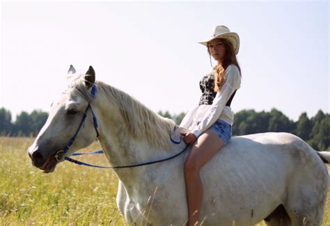 Какие факторы в жизни женщины могут повлиять на образ сна с лошадьми в воде?