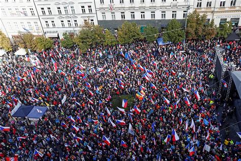 Массовые акции протеста против текущей политической системы в самом центре Петербурга