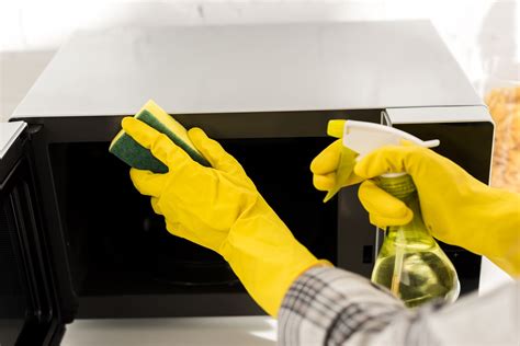Несложные шаги для эффективной и аккуратной уборки пролитого аромата