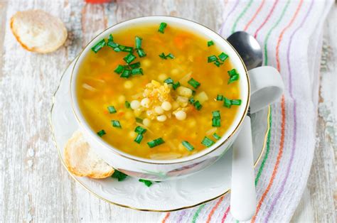Отварной суп с чечевицей, пряным ароматным беконом и сыром