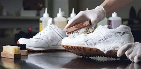 Очищение поверхности кроссовок с использованием мягкой щетки
