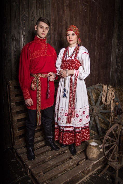 Потрясающая палитра русских народных костюмов