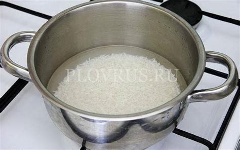 Приготовление бархатистого риса на плите в кастрюле