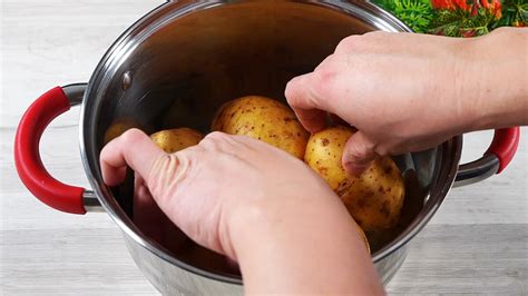 Приготовление легкого соуса для нежного картофеля, приготовленного в духовке