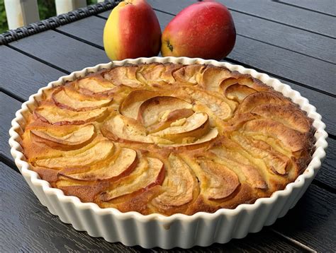 Простой и вкусный пирог с яблоками и корицей