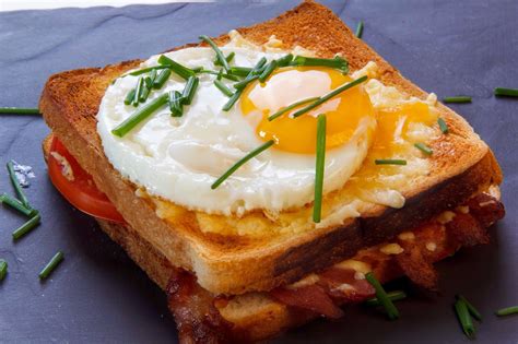 Простой и насыщенный: бутерброд с яйцом и грибами на завтрак