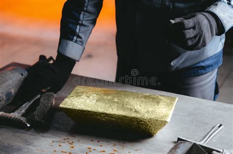 Процесс обработки руды и производство металлических слитков
