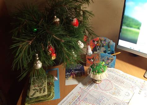Пункт 4: Размещение новогодней ёлки на рабочем месте