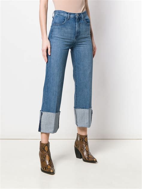 Разнообразие способов стильного украшения широких джинс с подворотами