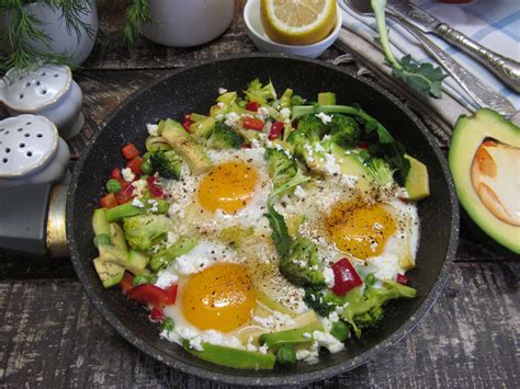 Утренний завтрак: яичница с замороженными отварными груздями и овощами