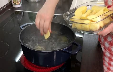 Шаги приготовления нежного картофельного деликатеса в печи